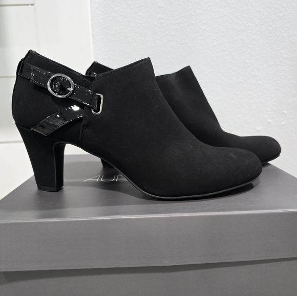 Elegant Black Heeled Booties - Picture 1 of 5